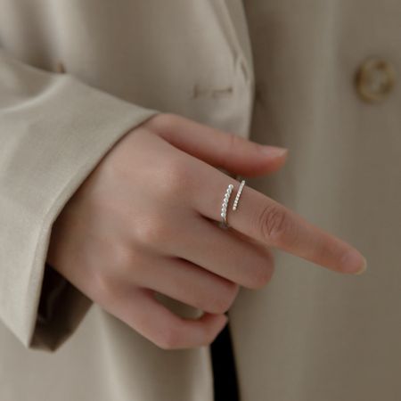 모델이 인덱스 손가락에 세트의 925 스털링 실버 반지 두 개를 착용하여 쌓인 모습을 보여줍니다.