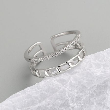 Bagues ouvertes ajustables en argent 925 à deux couches en maillons - Un ensemble élégant de bagues ouvertes ajustables en argent sterling 925, présentant un design moderne en maillons de chaîne à deux couches aux côtés d'un anneau avec des pierres scintillantes.
