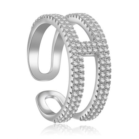 La bague H Design Pave CZ portée sur un doigt pour afficher son style moderne et son ajustement.