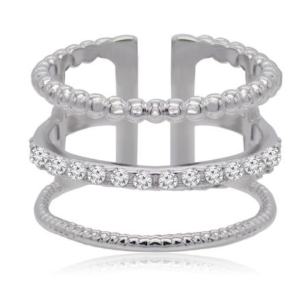Unieke Open CZ Brede Bandring - Een close-up van de Unieke Open CZ Brede Bandring, die het driedelige ontwerp en de sprankelende cubic zirconia stenen toont, naast een eenvoudige zilveren band.