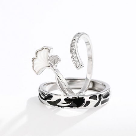 Une autre vue des bagues ginkgo en argent sterling, mettant en avant la finition polie et le design élégant.