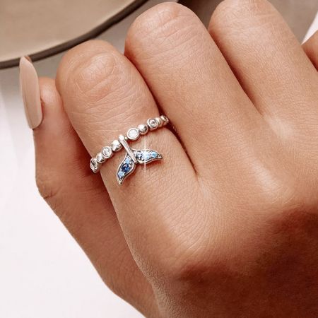 Une main de mannequin présentant l'élégante bague en argent sterling en forme de queue de sirène.
