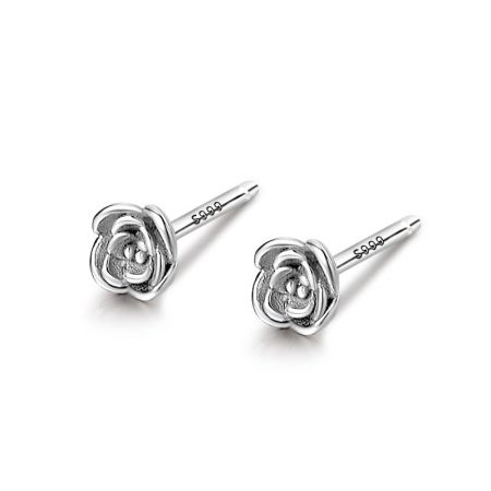 Primo piano dell'orecchino a perno a forma di rosa in argento sterling S925.
