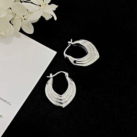 Scatto dettagliato degli orecchini a cerchio geometrici in argento sterling S925.