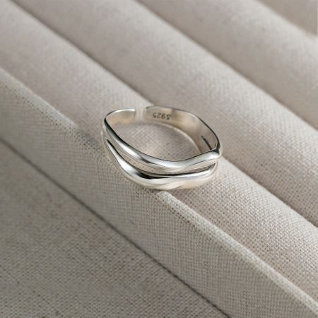 Nahaufnahme des S925-Stempels auf dem gedrehten Doppelbandring aus Sterlingsilber.