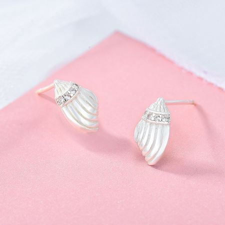 Orecchini a perno a forma di conchiglia in argento sterling 925 (5 paia) - Un paio di orecchini a perno a forma di conchiglia in argento sterling 925, dettagliati in modo intricato e adornati con pietre chiare scintillanti, esposti su uno sfondo bianco pulito.