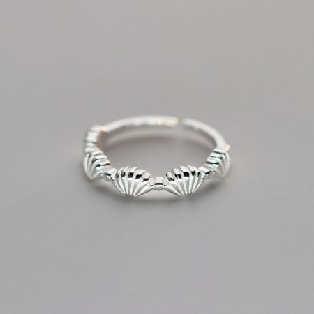 Close-up of the 925 sterling silver seashell ring.