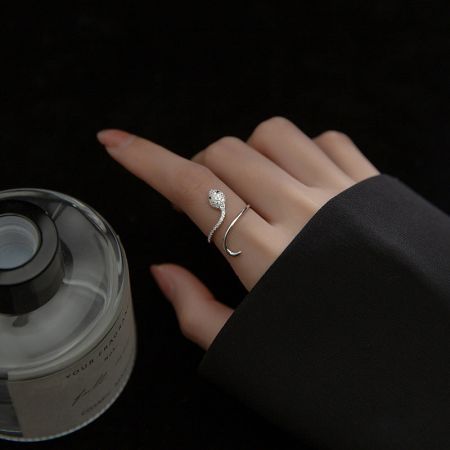 Anillo de serpiente de plata S925 exhibido en una mano de maniquí, destacando su diseño elegante.