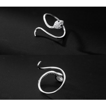 Vista de dos ángulos del anillo de serpiente de plata, mostrando la cabeza engastada de diamantes y el cuerpo elegante.