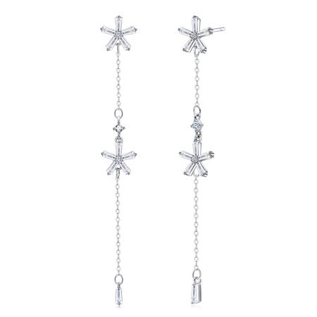 Toma de cerca de los pendientes colgantes de diamantes en corte baguette con forma de flor, mostrando el intrincado diseño de explosión estelar y los brillantes cristales claros.