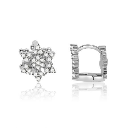 Vue détaillée des boucles d'oreilles Huggie en CZ flocon de neige, montrant le hoop articulé et le charme flocon de neige séparé.