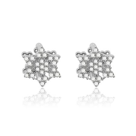 Boucles d'oreilles Huggie en CZ flocon de neige - Une paire de boucles d'oreilles Huggie en CZ flocon de neige en argent, avec des charmes flocon de neige ornés de pierres précieuses claires, présentée sur un fond blanc propre.