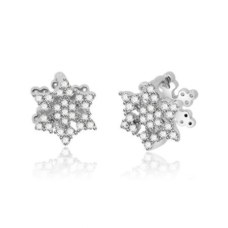 Gros plan des boucles d'oreilles Huggie en CZ flocon de neige plaquées rhodium, mettant en valeur les pierres en zircon cubique étincelantes.