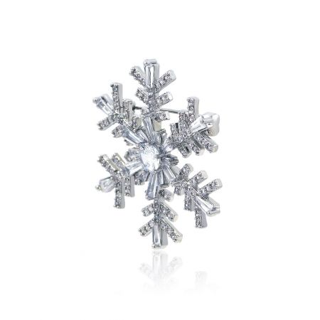 Primer plano del broche de copo de nieve que muestra la disposición detallada de piedras de circonita cúbica de grado AAA.
