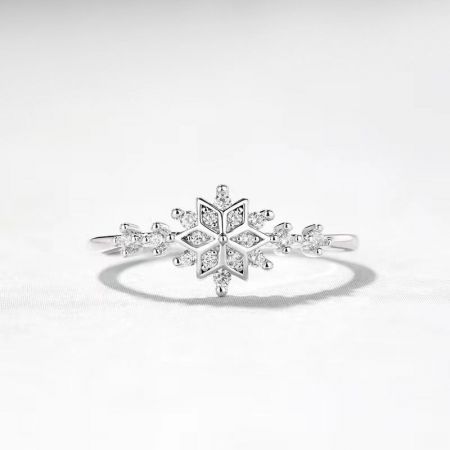 Anello in zirconio a forma di fiocco di neve in argento sterling 925 Starlight Sparkle set di 5. - Un sorprendente anello a forma di fiocco di neve in argento sterling 925 del set Starlight Sparkle, caratterizzato da un design intricato con gemme zirconie chiare e brillanti su uno sfondo bianco pulito.