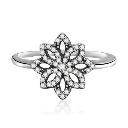 Bague en argent plaqué flocon de neige - Un gros plan époustouflant de la bague en argent plaqué neige, soulignant son design complexe de flocon de neige en argent sterling 925 et orné de pierres en zircon cubique blanches étincelantes.