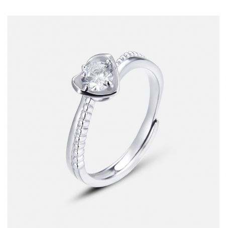 Anello di promessa in argento sterling 925 per lei - Un primo piano dell'anello di promessa in argento sterling 925, che mette in mostra il brillante zirconia cubica taglio rotondo in una classica montatura a quattro griffe su una fascia in argento lucido.