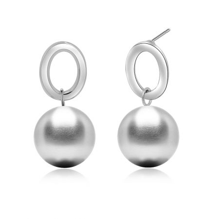 Perfil lateral de los pendientes ovalados de esfera de rodio mate, destacando el diseño moderno del colgante esférico.