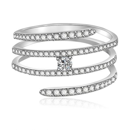 Multi-Rij Witte CZ Ring - Een close-up van de multi-rij witte CZ-ring, die het kenmerkende spiraalontwerp toont met drie banden bezet met glinsterende cubic zirconia stenen op een rhodium-geplateerde messing basis.