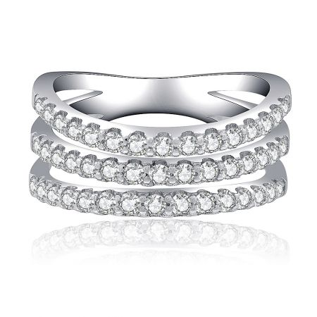 Tri Open drie rij cirkelbandring - Een close-up van de Tri Open Three Row Circle Band Ring, die zijn drie gestapelde banden toont, bezet met sprankelende cubic zirconia stenen tegen een witte achtergrond.