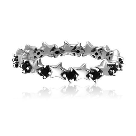 Anello impilabile Finger Star Trail - Due anelli impilabili Finger Star Trail in argento sterling 925, con un design a forma di stella e brillanti pietre di zirconia cubica nera, esposti su uno sfondo bianco.