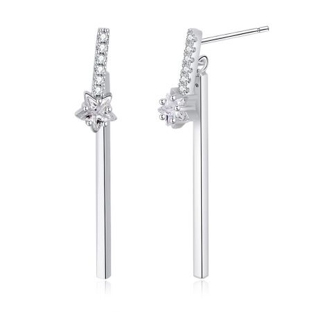 Toma detallada de la pieza de cristal en forma de estrella en los pendientes colgantes, destacando las múltiples pequeñas piedras de zirconia cúbica.