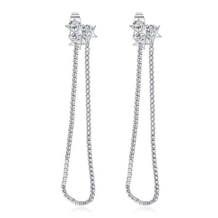 ダングル＆ドロップトリプルスターイヤリング - 星型のトップと cascading チェーンデザインを特徴とするダングル＆ドロップトリプルスターイヤリングのペアで、ロジウムメッキの真鍮で作られ、白いキュービックジルコニアの石で飾られています。