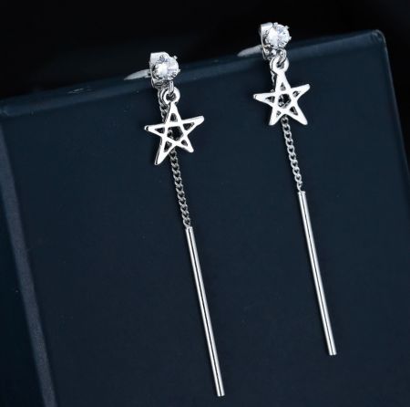 Silverversionen av Star Chain Dangle Line Earrings, som visar upp intrikata kedjedetaljer och klara ädelstensstift.