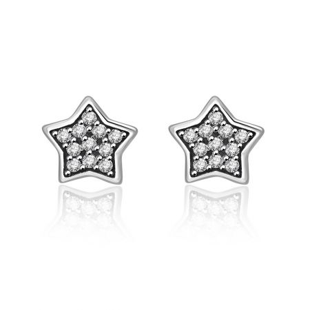 Orecchini a stella in argento sterling 925 - Un paio di orecchini a stella in argento sterling 925 con finitura in argento ossidato, che mette in mostra la complessa forma a stella incastonata con scintillanti pietre in zirconia cubica bianca.