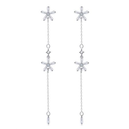 Pendientes colgantes de diamantes en corte baguette con forma de flor. - Un par de pendientes colgantes de diamantes en corte baguette con forma de flor, que exhiben un diseño de múltiples componentes con partes superiores en forma de estrella y cristales colgantes sobre un fondo blanco.