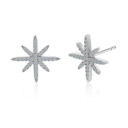 Vue détaillée des boucles d'oreilles en argent en forme d'étoile à huit branches, mettant en valeur les embellissements en zircon cubique brillant.