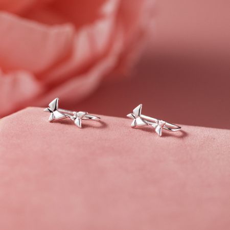 Verse Creatieve Niche Ontwerp Sterling Zilveren Vlinderhaakoorbellen (5 Paar) - Een paar creatief ontworpen sterling zilveren haakoorbellen in de vorm van een ster uit de set van 5 paar, weergegeven op een zachte roze achtergrond.