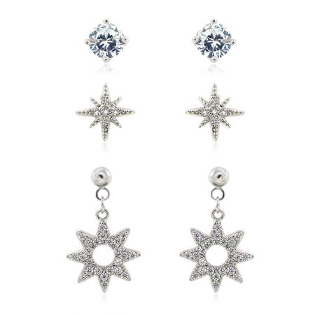 3 Pares de Delicados Pendientes Pequeños de Poste de Rodio - Un conjunto de tres delicados pendientes de poste chapados en rodio, que incluye un solo arete de CZ, un arete en forma de estrella y un diseño de estrella colgante con circonitas.