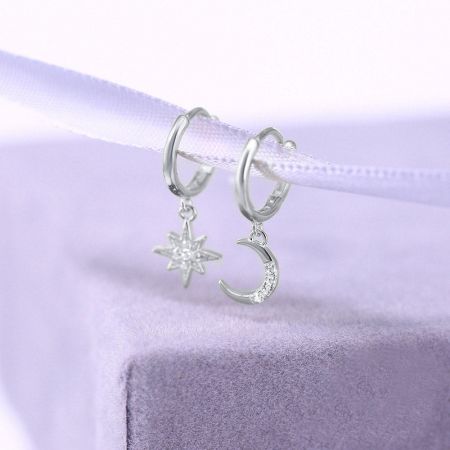 De 925 sterling zilveren versie van de ster en maan asymmetrische hoepel oorbellen.