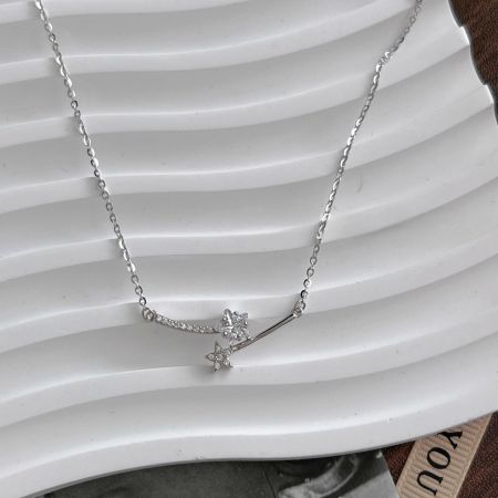 Un encantador collar de plata esterlina 925 con un colgante de estrella y luna, parte de un conjunto de cinco piezas.