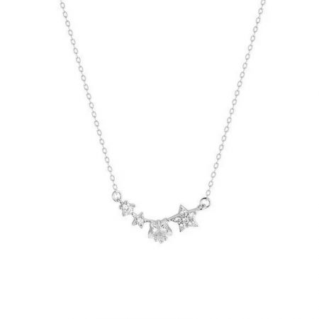 Collar de colgante de estrella de plata esterlina 925 elegante sobre un fondo blanco.