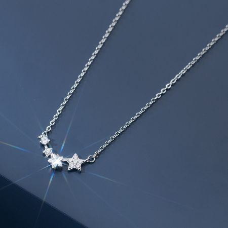 Collar con colgante de estrella de circonita de plata esterlina 925. - Un primer plano del collar con colgante de estrella de circonita de plata esterlina 925, mostrando su brillante diseño en forma de estrella.