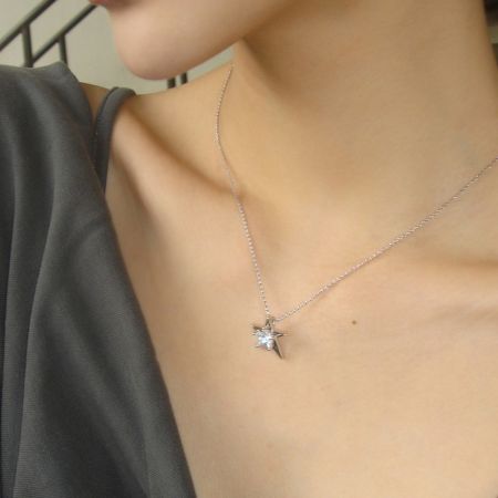 Model wearing the platinum-plated irregular star pendant necklace.