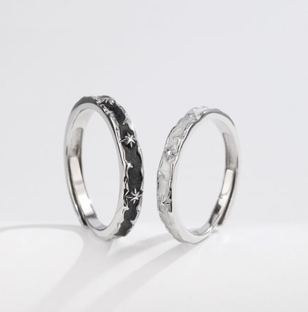 Anelli per coppie in argento sterling 925 - Un paio di anelli per coppie in argento sterling 925 con un elegante motivo a stella, perfetti per collezioni di gioielli all'ingrosso e personalizzati di JR Fashion Accessories.