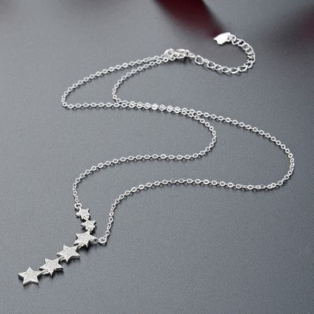 Collar de borlas con seis estrellas brillantes de plata esterlina 925 - Un primer plano del collar de borlas con seis estrellas brillantes de plata esterlina 925, mostrando los detallados colgantes de estrella en una delicada cadena.