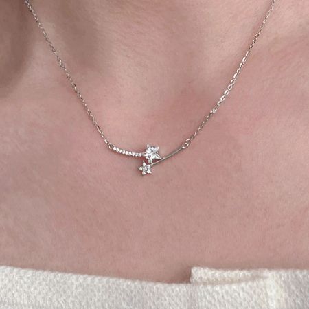 Un collar con colgante de estrella de plata esterlina 925, simple pero elegante, con un brillante acabado en platino.