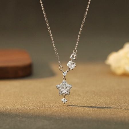 Collar delicado de estrella de plata esterlina 999. - Un delicado collar de plata esterlina 999 con un colgante en forma de estrella brillante sobre un fondo blanco limpio, mostrando su diseño celestial.