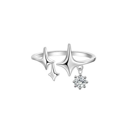 Set di 5 anelli charm in argento sterling 925 con CZ regolabili - Primo piano di un anello regolabile in argento sterling 925 del set da 5 pezzi, con un delicato charm a stella e un accento di zirconia cubica scintillante.