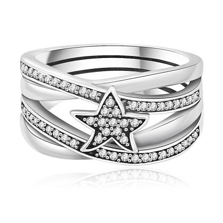 Anello a stella in argento sterling 925 - Un primo piano dell'anello a stella in argento sterling 925, che mostra il suo intricato design ispirato all'origami e le scintillanti pietre di zirconia cubica sulla fascia.