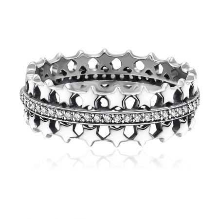 Anello impilabile Star Shine CZ a doppia fila - Un primo piano dettagliato dell'anello impilabile Double Row Star Shine CZ, che mostra la sua fascia in argento sterling 925 e il complesso design in zirconia cubica a forma di stella.