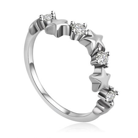 Bague en argent avec zircone cubique brillante et étoile - Un gros plan de la bague Silver Star Shine CZ, mettant en valeur les proéminences en forme d'étoile détaillées serties de pierres en zircon cubique étincelantes sur un anneau en argent sterling 925.