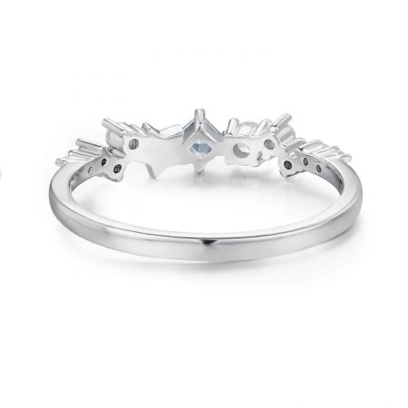 Het sterthema ontwerp van de Stellar Dreams ring met meerdere kleine zirkonstenen.