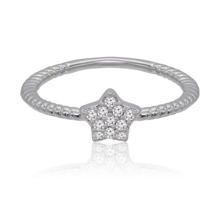 Twinkle Star textuur bandring - Een close-up van de Twinkle Star Texture Band Ring, met de stervormige cubic zirconia centerpiece op een rhodium-geplateerde band.
