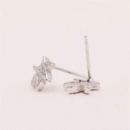 Scatto dettagliato del design irregolare della stella marina in argento sterling 925 lucidato.