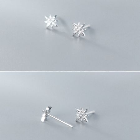 Vista dettagliata degli orecchini a perno starburst in argento sterling 925.